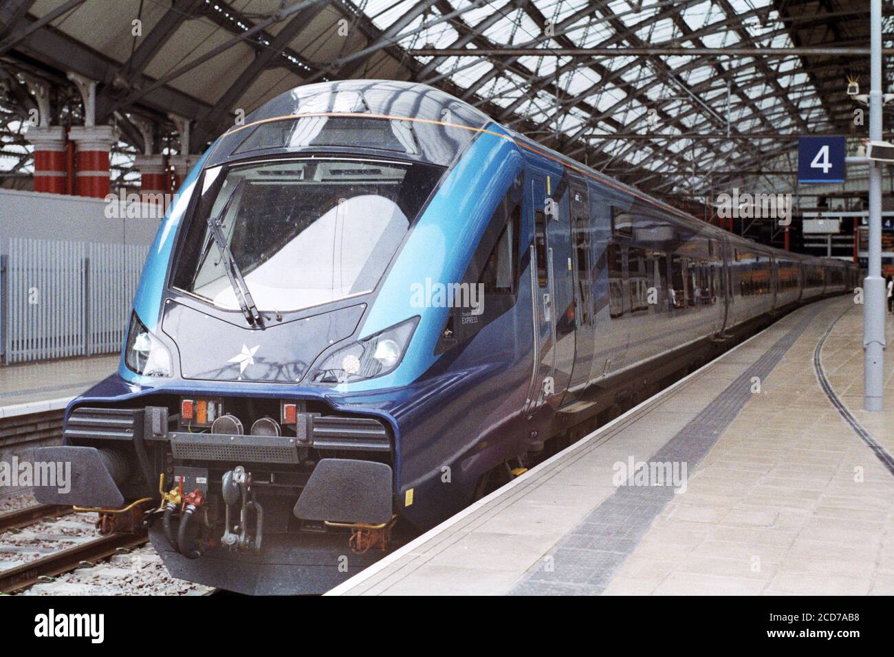 Liverpool, Großbritannien - 8. August 2020: Ein TPE (TransPennine Express) Zug auf Liverpool Lime Street Platform 4 für Expressdienste. Stockfoto