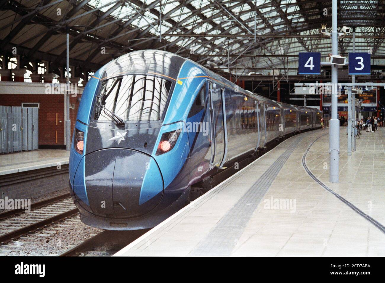 Liverpool, Großbritannien - 8. August 2020: Ein TPE (TransPennine Express) Zug auf Liverpool Lime Street Platform 4 für Expressdienste. Stockfoto