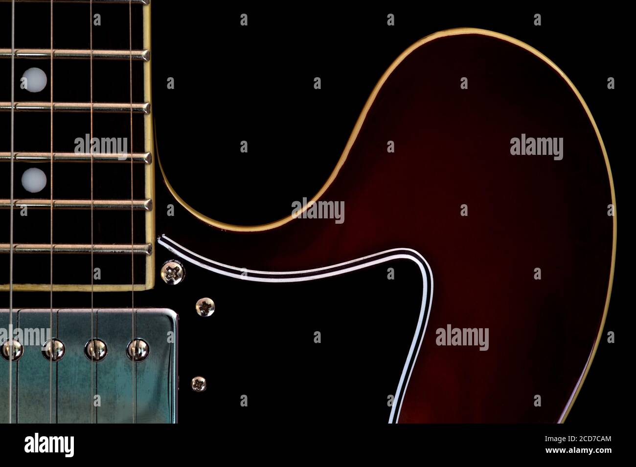 Semi-akustische E-Gitarre isoliert vor einem schwarzen Hintergrund Stockfoto