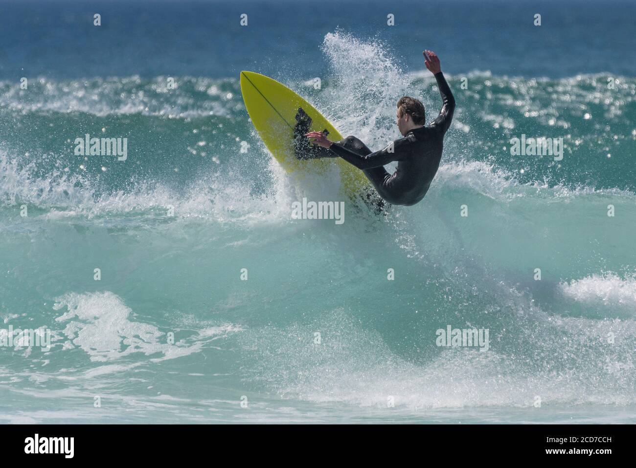 Spektakuläre Action, während ein Surfer eine Welle in Fistral in Newquay in Cornwall reitet. Stockfoto