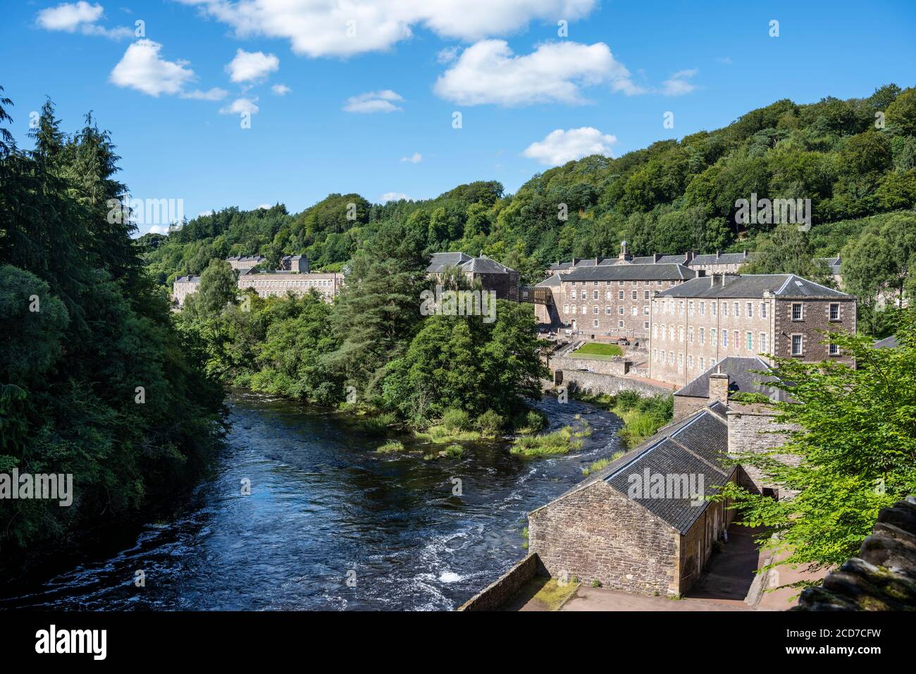 Blick auf die Welterbestätte von New Lanark vom Wanderweg Falls of Clyde - New Lanark, Lanarkshire, Schottland, Großbritannien Stockfoto