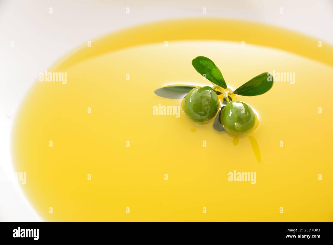 Weißes Gericht mit Olivenöl gefüllt Baden ein Olive Zweig Detail. Erhöhte Ansicht Stockfoto
