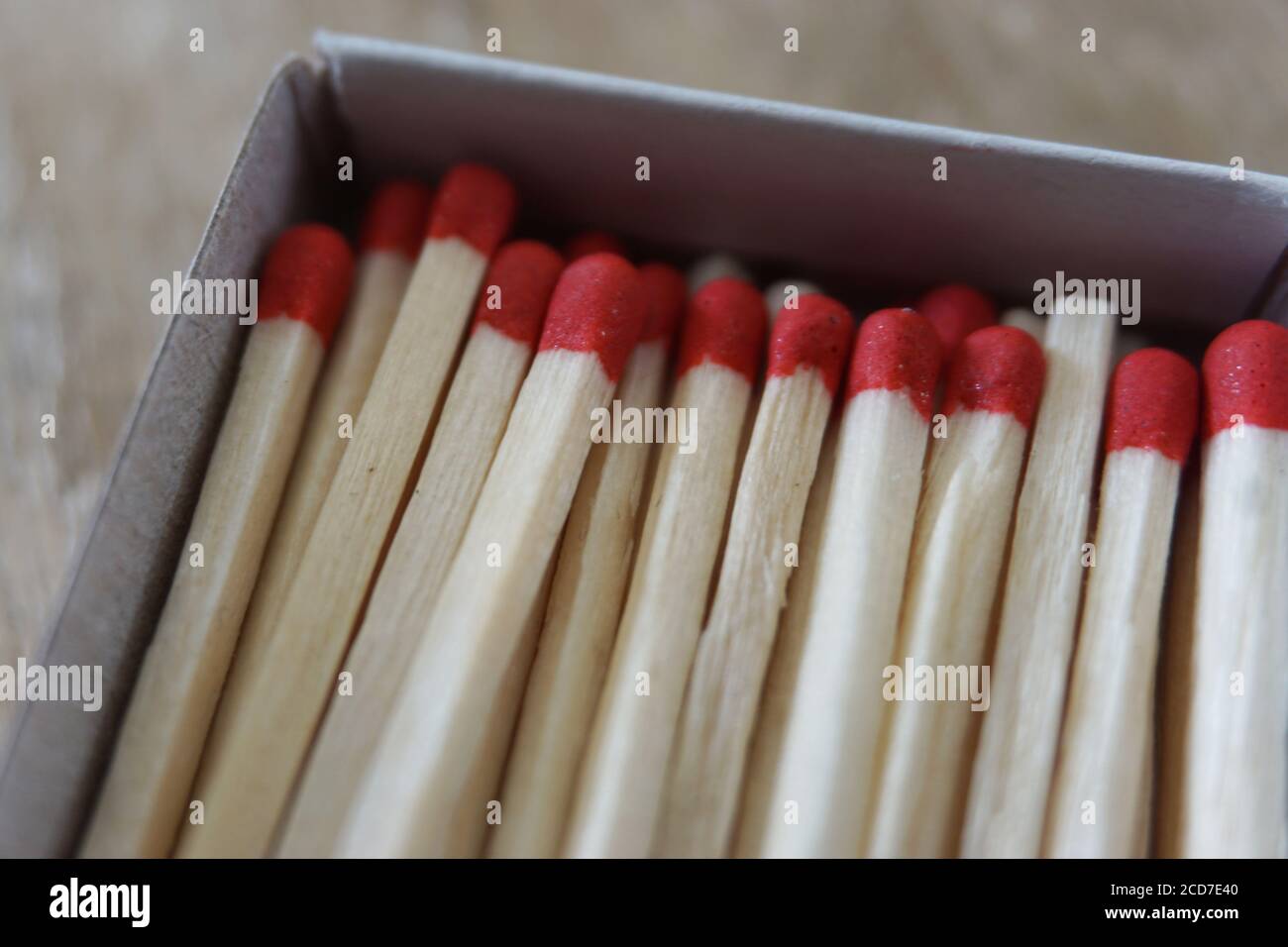 Rote Streichhölzer in der Matchstickbox Stockfoto