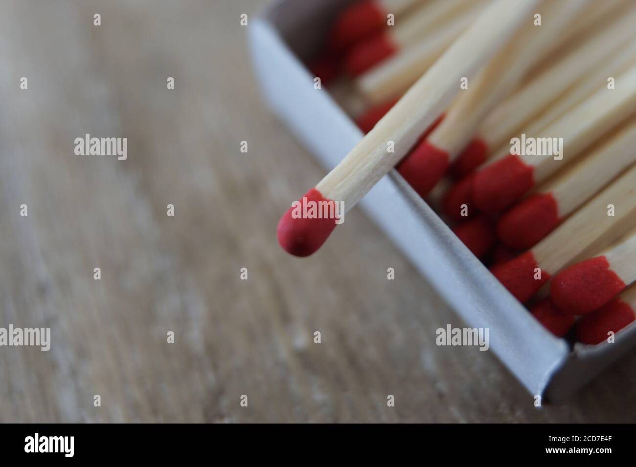 Rote Streichhölzer in der Matchstickbox Stockfoto