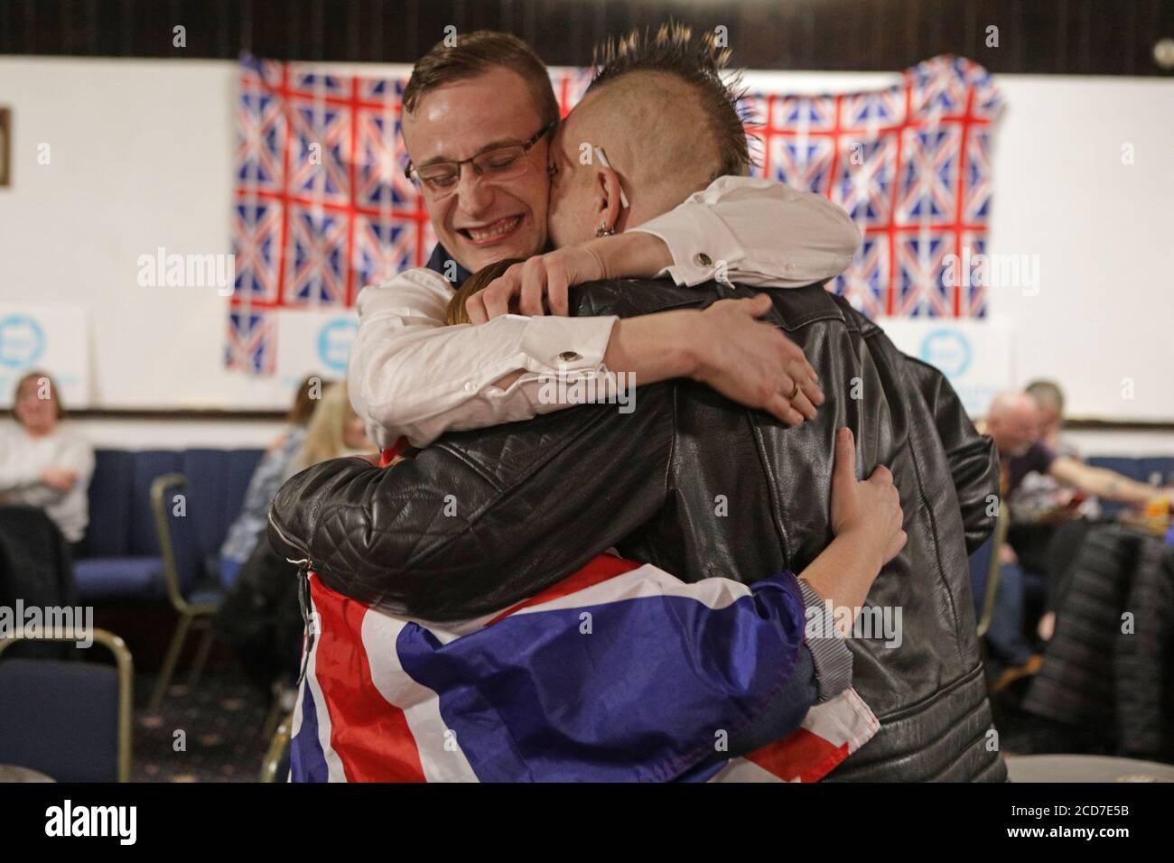 Die Brexit-Partei und der Barnsley-Zweig der Demokraten und Veteranen-Partei halten eine Brexit-Partei im Highfields Working Mens Club, Barnsley. Ratsmitglied Victoria Felton in der Unionsflagge. Organisiert wurde die Veranstaltung von Ratsmitglied Victoria Felton (Brexit), die sich bei der Parlamentswahl 2019 gegen Labors Dan Jarvis (Barsnely Central) stellte. Sie schaffte es, einen 30%-Anteil an der Abstimmung zu sichern, und verlor Dan Jarvis mit 3,500 Stimmen, dem am höchsten siegenden Brexit-Kandidaten in der Wahl. Stockfoto