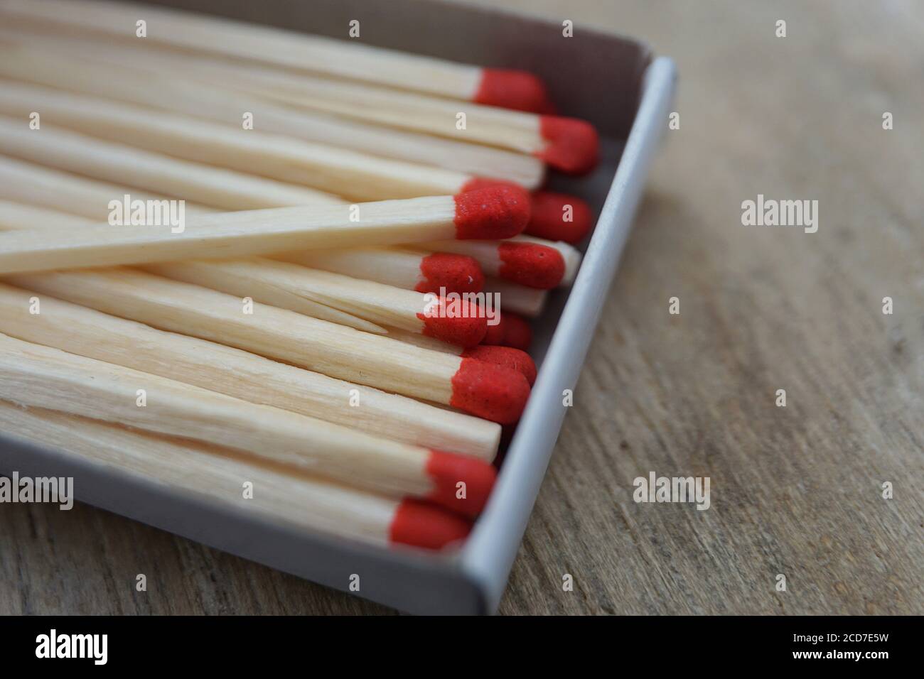 Rote Streichhölzer in der Matchstickbox Stockfoto