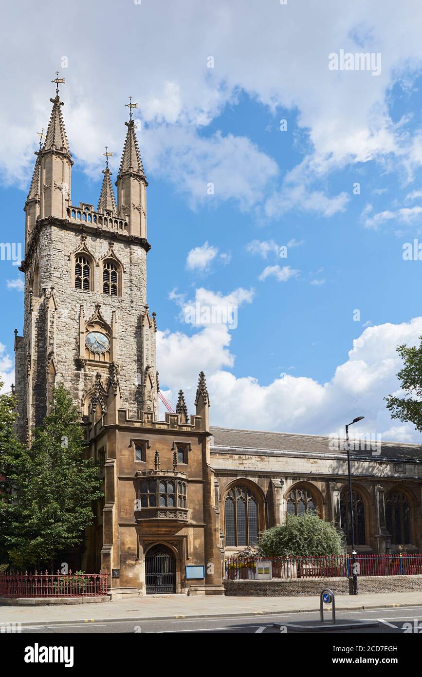 Das Äußere der St. Grabeskirche ohne Newgate Kirche, Holborn, im Zentrum von London, mit Turm aus dem 15. Jahrhundert Stockfoto