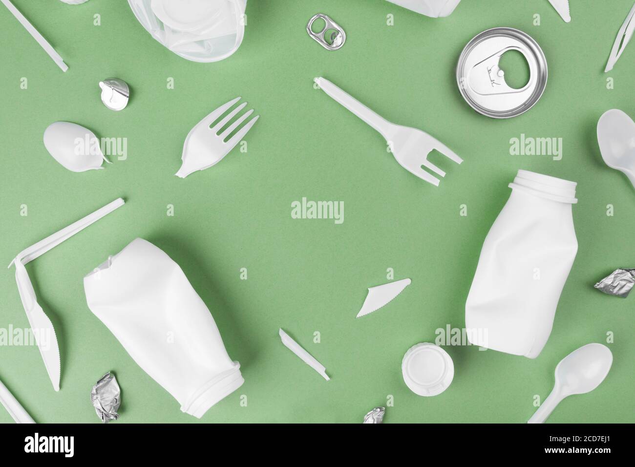 Sammlung von Kunststoffabfällen auf grünem Hintergrund. Konzept Recycling Kunststoff und Ökologie. Stockfoto