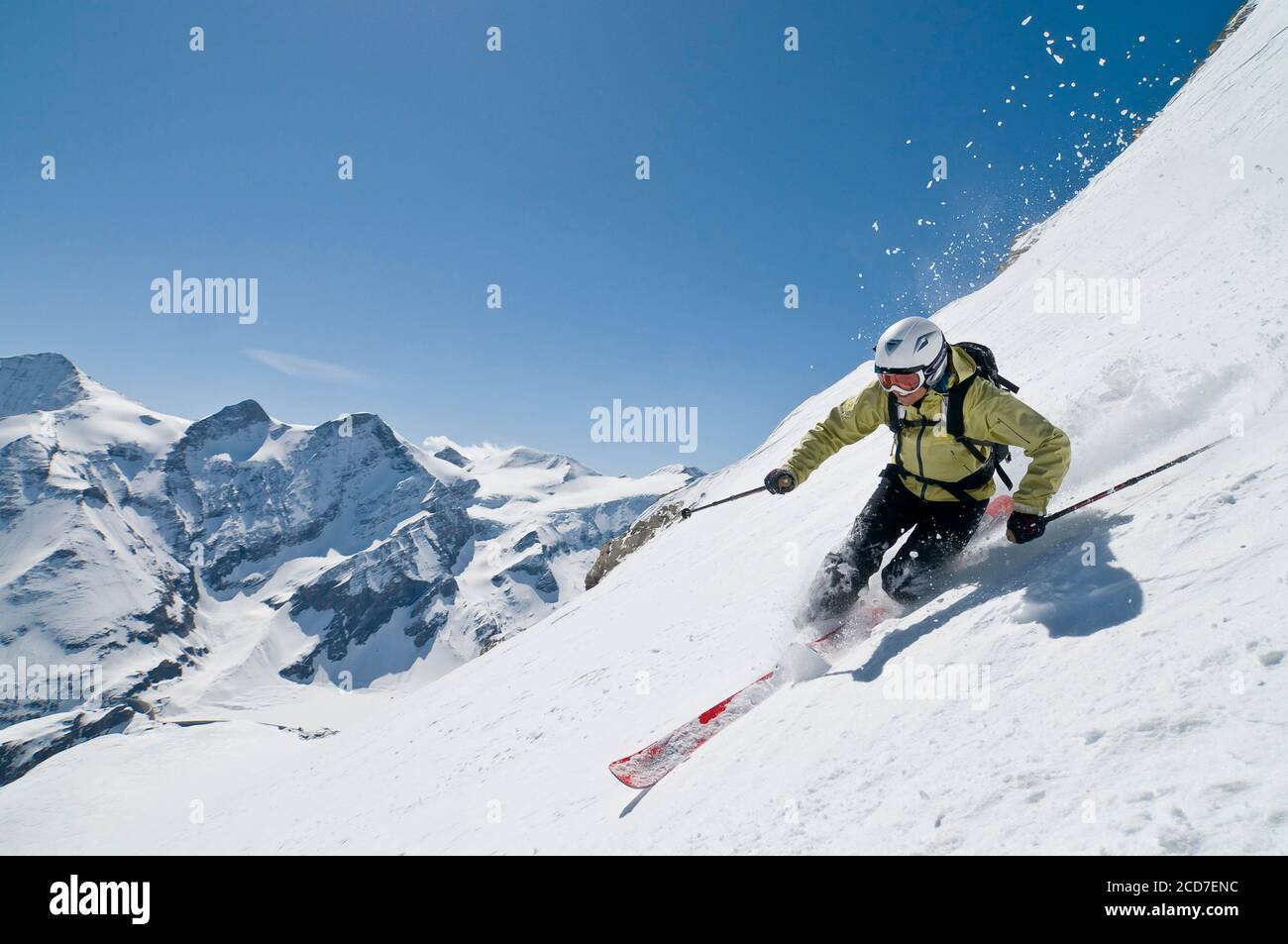 Frau beim spektakulären Freeriden an den steilen Hängen des kitzsteinhorns Stockfoto