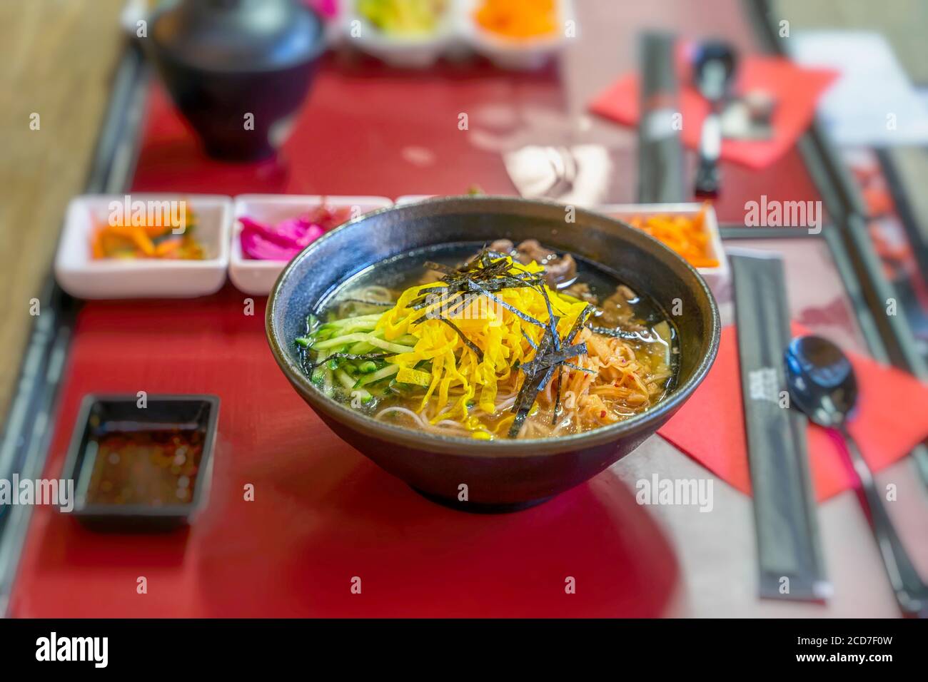 Asiatische Suppe Mit Udon Nudeln Rinderscheiben Gemuse Aus Der Nahe In Einer Schussel Auf Dem Tisch Draufsicht Stockfotografie Alamy