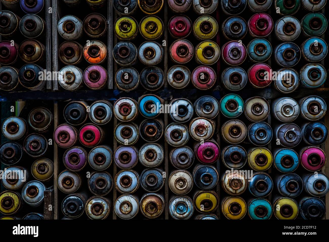 Bunte Spray Graffiti Farbe Flaschen gestapelt, um ein Hintergrundbild zu sein, Karakoy, Istanbul, Türkei Stockfoto