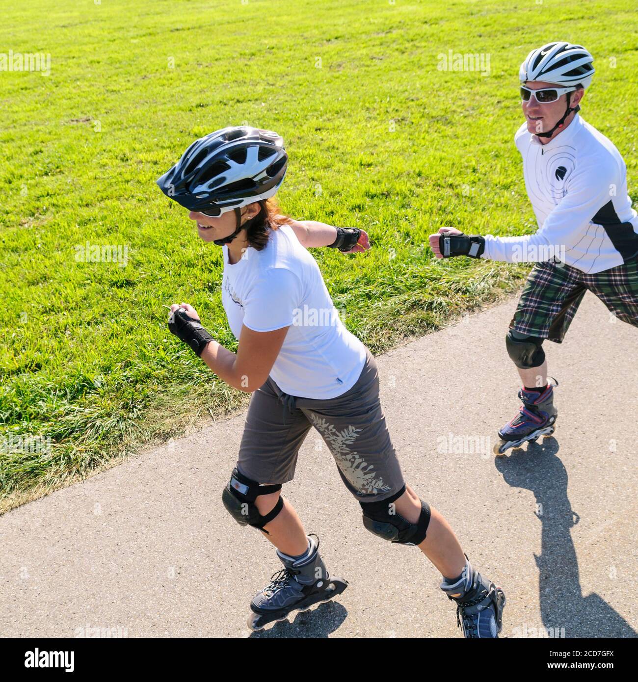 Gruppe, die eine Tour auf Rollerblätter auf einem kleinen Auf dem Land Stockfoto