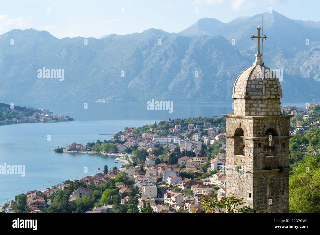 Der Glockenturm der Kirche unserer Lieben Frau von Gesundheit (Kirche unserer Lieben Frau von Heilmittel) Und die Bucht von Kotor von der Leiter von Kotor/Cattaro Stockfoto