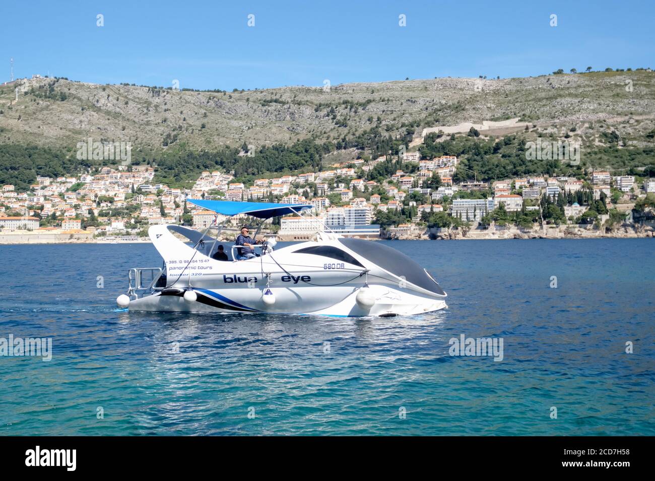 Das Glasbodenboot, das Blaue Auge, nimmt Touristen mit auf eine Bootsfahrt in der Nähe von Dubrovnik, Kroatien Stockfoto