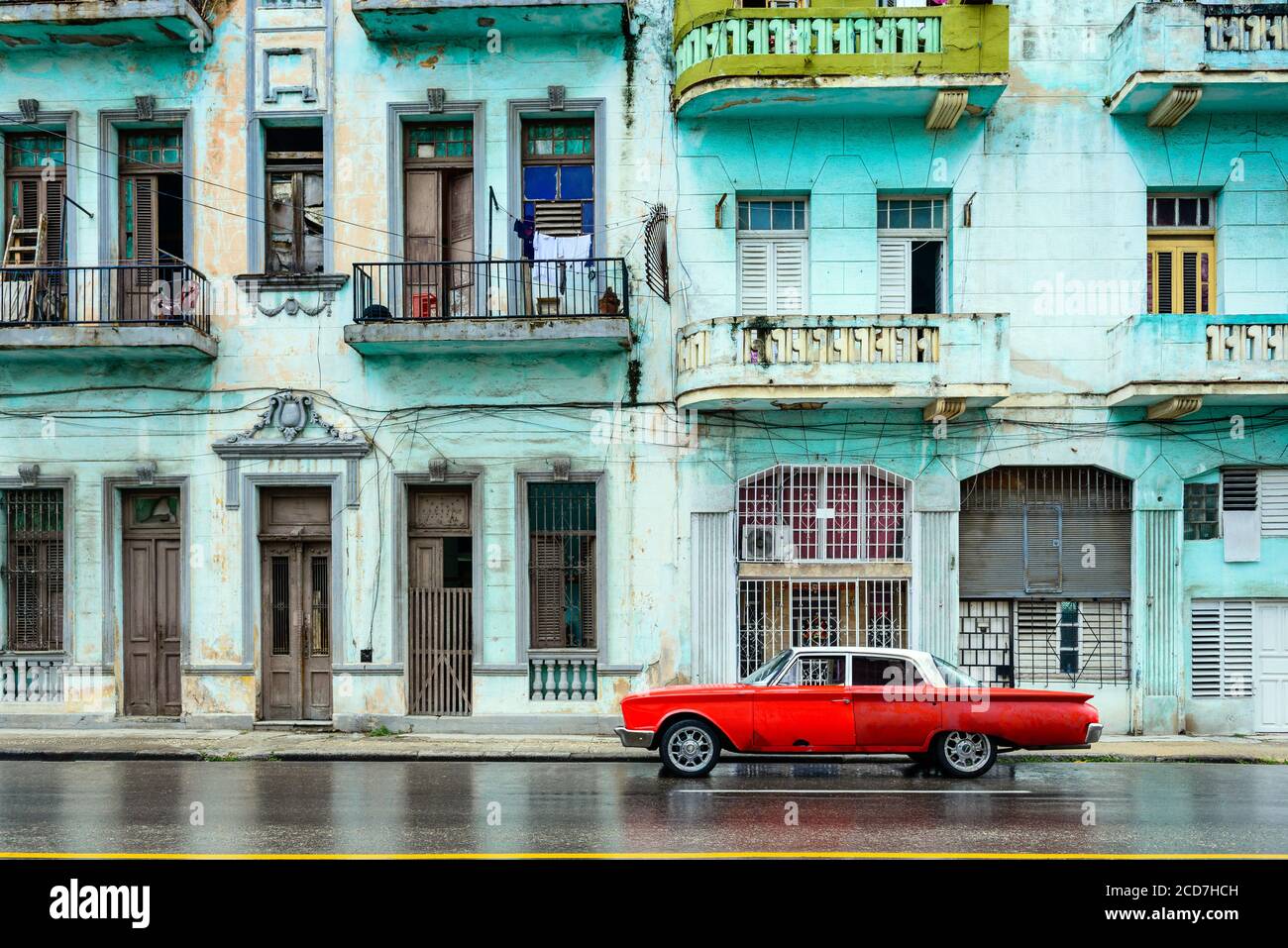 Oldtimer-Oldtimer auf der schrecklichen Straße in Havanna Stockfoto