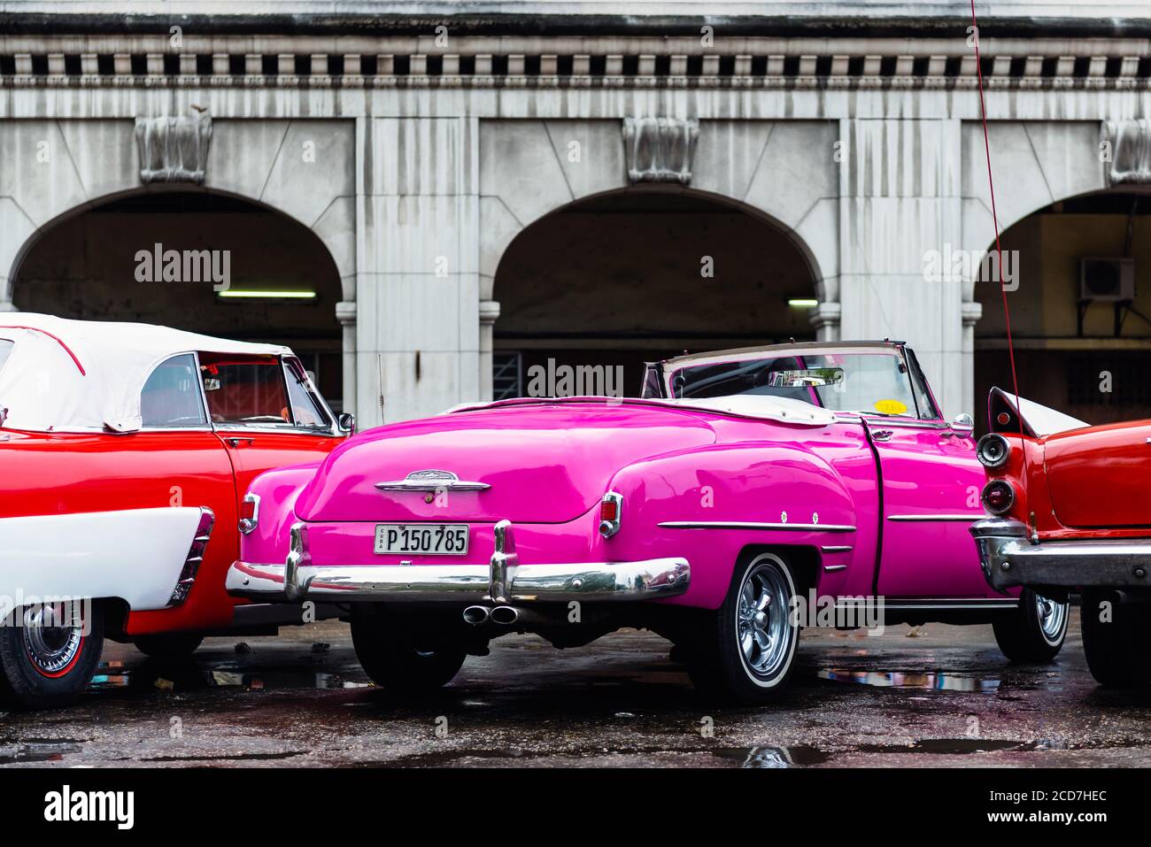 Kuba, Havanna - 10. Dezember 2016: Amerikanischer Oldtimer in Havanna Stockfoto