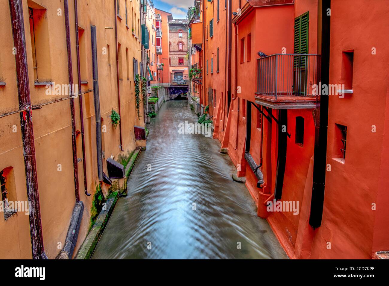 Landschaftsansicht des Kanals des Flusses Reno in Bologna, Italien. Stockfoto