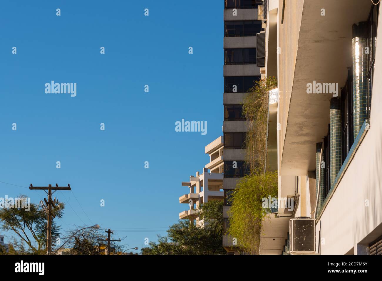 Blick auf den Satz von drei residential Apartment Gebäude in der Vertikalen in der Stadt Santa Maria, RS, Brasilien. Auf der Szene, Stangen und Drähte appea Stockfoto