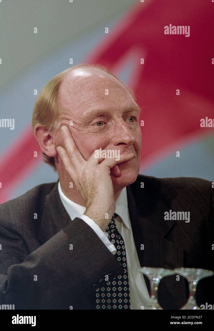 Neil Kinnock MP auf der Plattform bei der Labour Party Konferenz im Brighton Center in East Sussex. 27. September 1993. Foto: Neil Turner Stockfoto