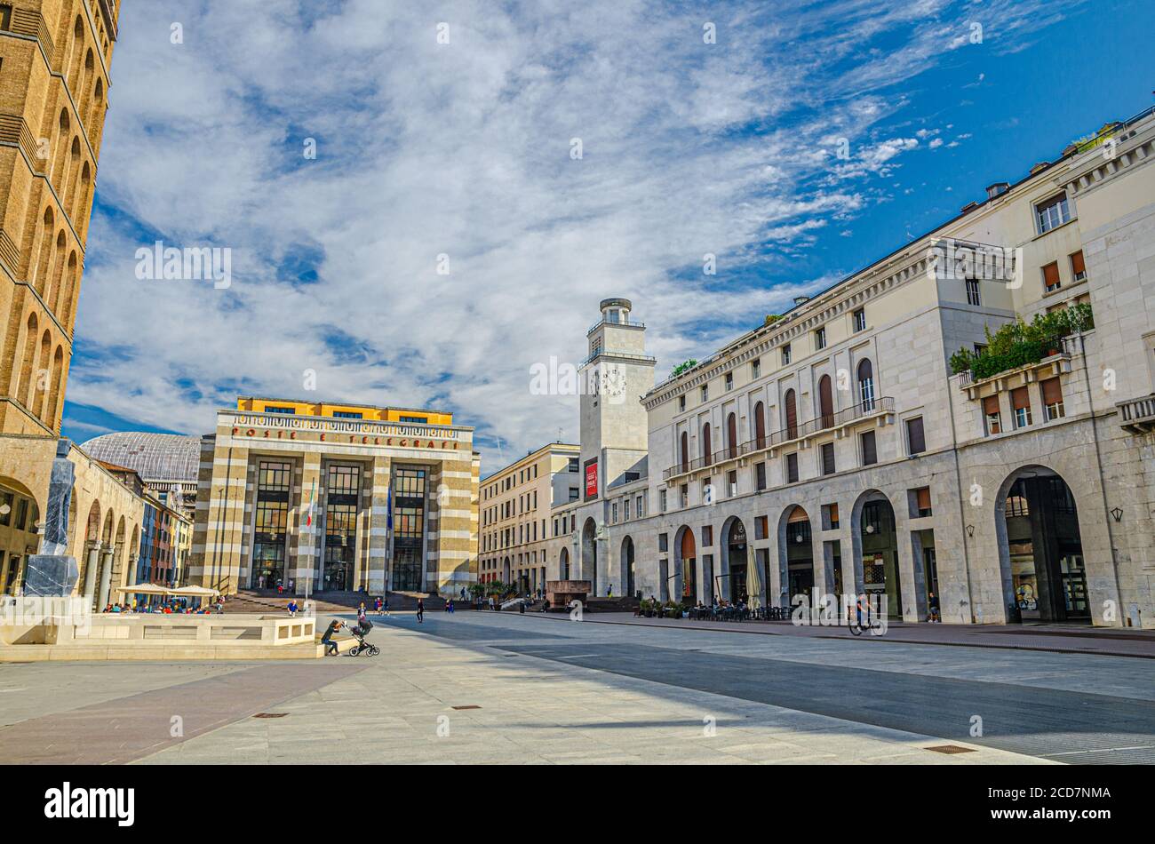Brescia, Italien, 11. September 2019: Postgebäude, Torre della Rivoluzione Turm der Revolution auf der Piazza della Vittoria Siegesplatz Art Deco Gebäude im Rationalismus-Stil, Lombardei Stockfoto