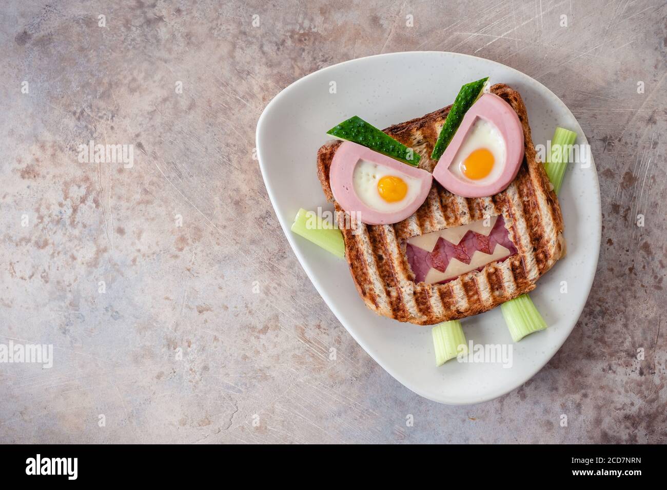 Monster Sandwich mit Wurst, Eiern und Käse auf dem Teller. Stockfoto