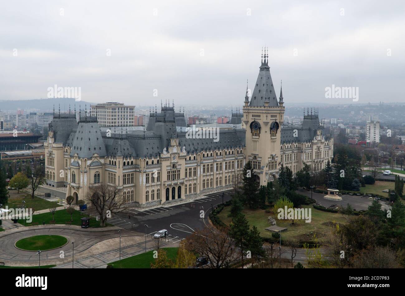 Iasi, Rumänien - 11.11.2019: Der Iasi-Kulturpalast an einem düsteren Herbstmorgen Stockfoto