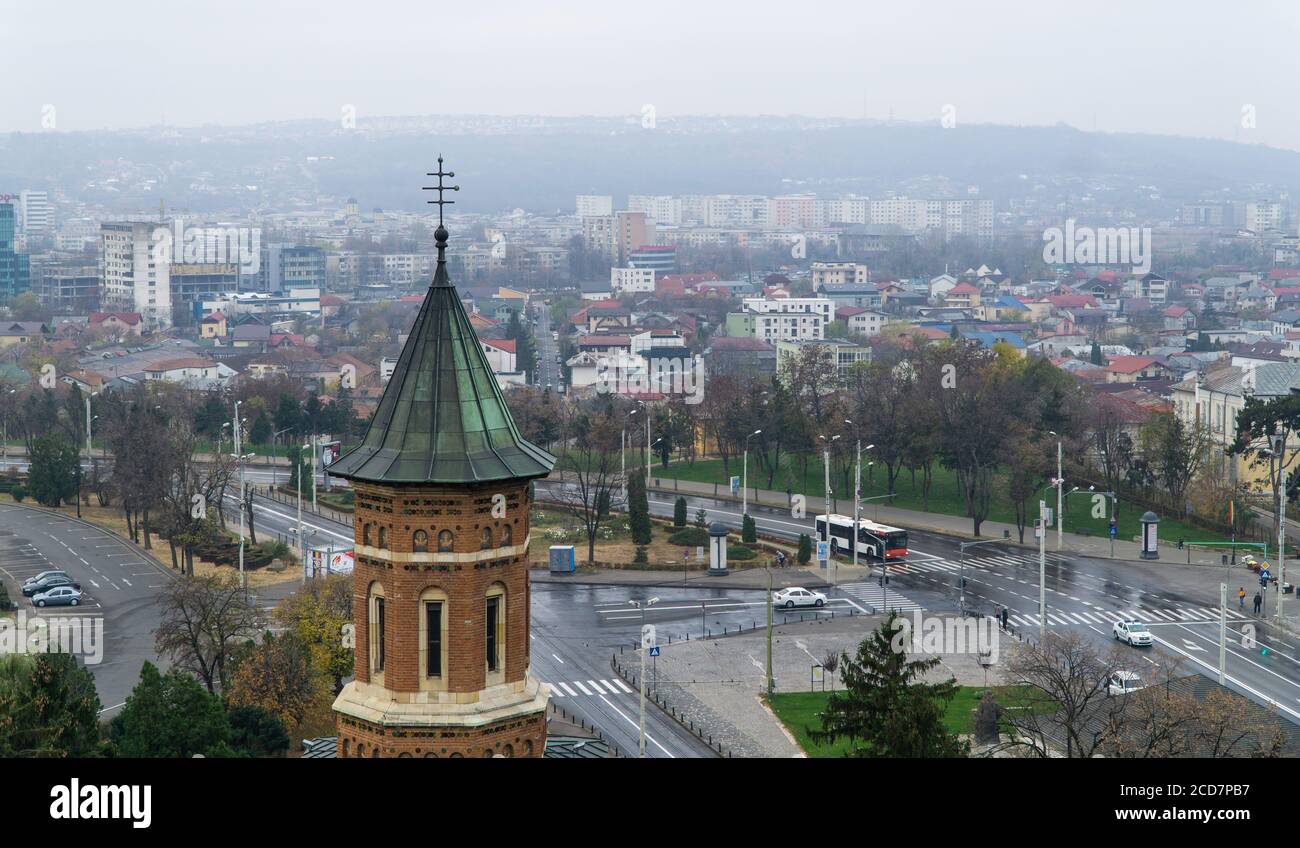 Iasi, Rumänien - 11.11.2019: Der Turm der Nikolaikirche und die Stadt im Hintergrund Stockfoto