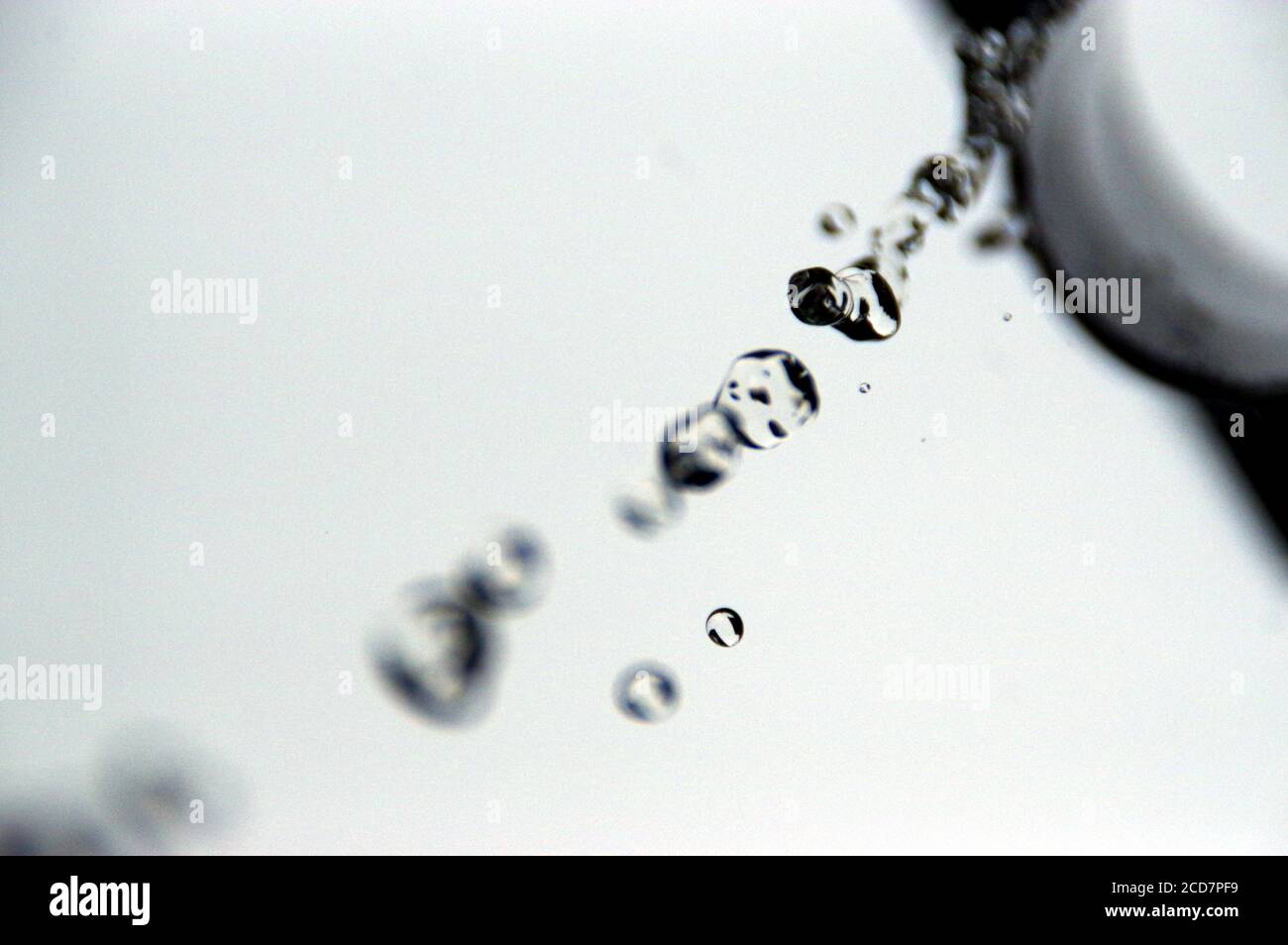 Regentropfen fallen von der Dachrinne. Regen in der Herbstsaison. Große Wassertropfen. Stockfoto