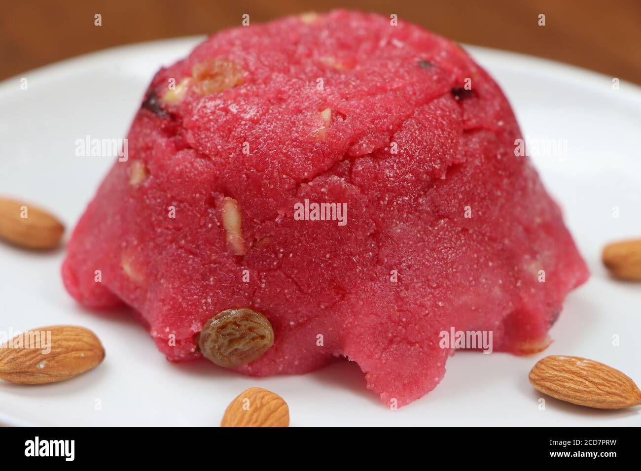 Sooji Beet Root Halwa ist ein süßer Dessertpudding auf Zuckerrüben-Grieß-Basis aus Indien. Garniert mit Cashew/Mandelnüssen, Festessen Stockfoto