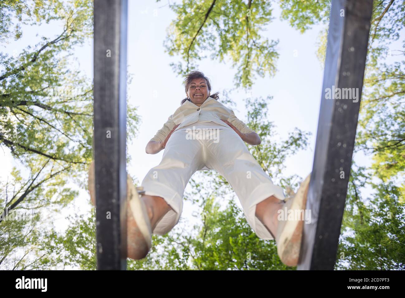 Frau, die in der Schweiz auf Holzbalken steht. Stockfoto