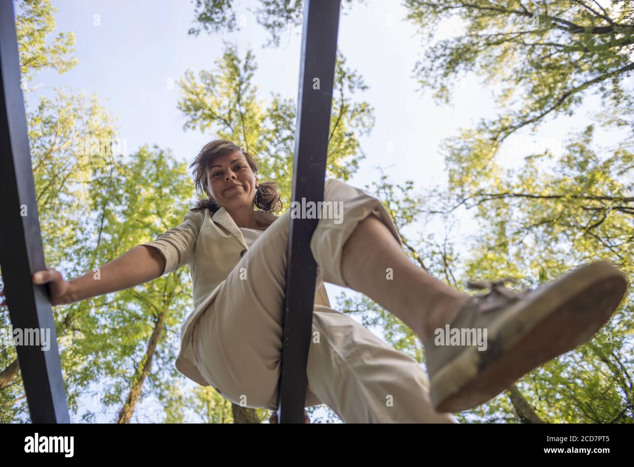 Frau sitzt auf Holzbalken in der Schweiz. Stockfoto