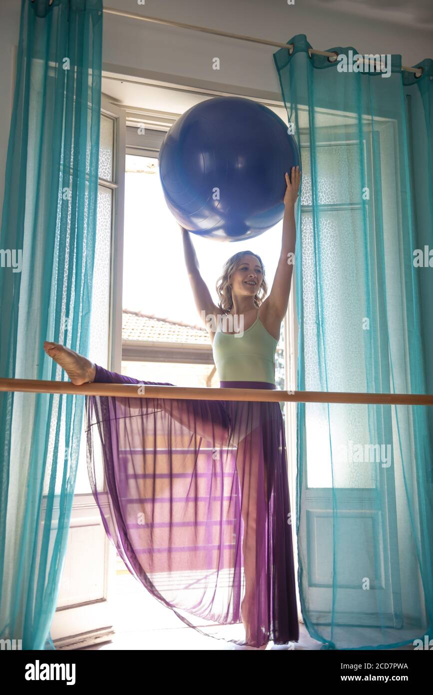 Ballet Woman hält einen blauen Ball mit transparentem Rock. Stockfoto