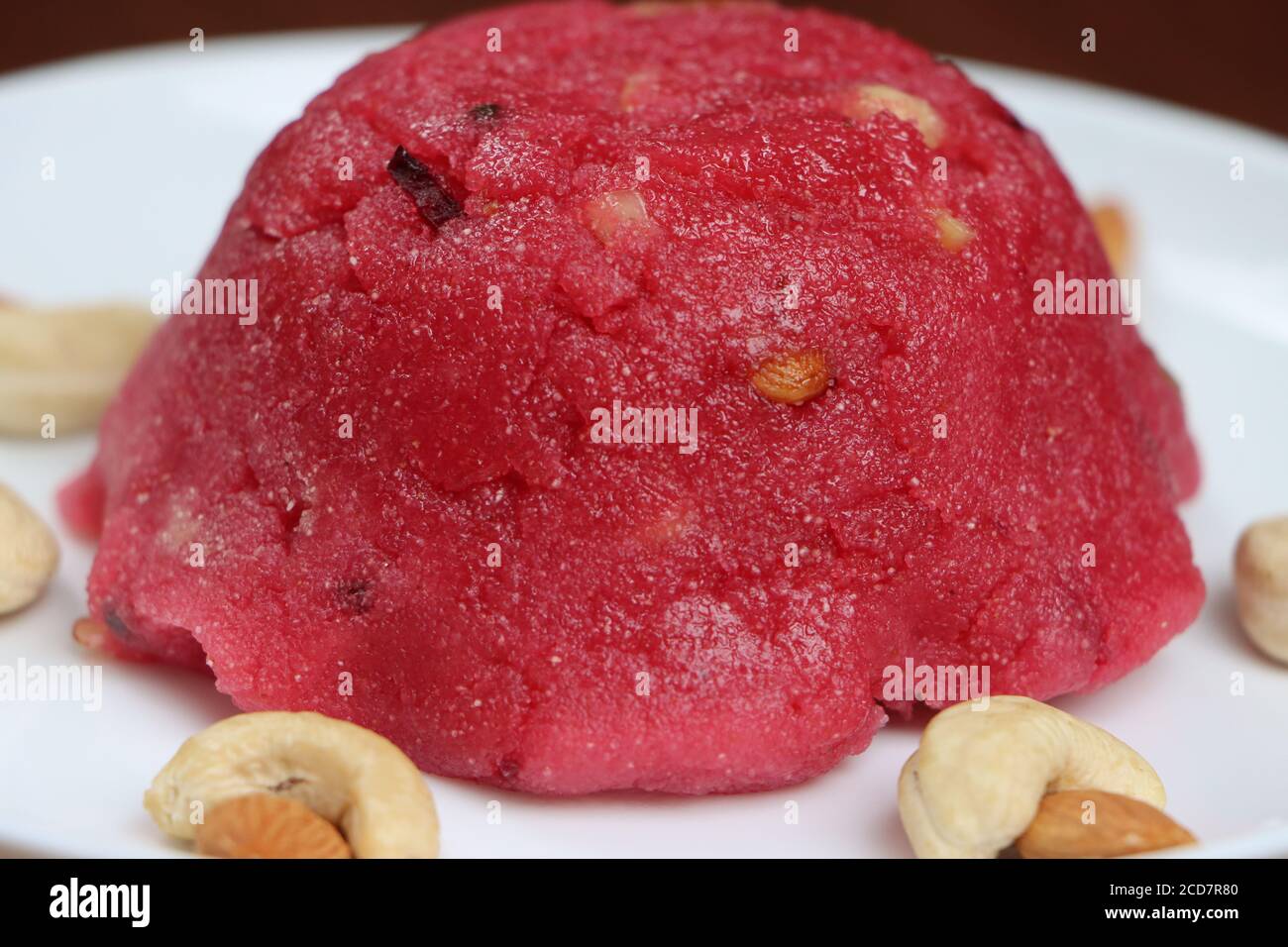 Sooji Beet Root Halwa ist ein süßer Dessertpudding auf Zuckerrüben-Grieß-Basis aus Indien. Garniert mit Cashew/Mandelnüssen, Festessen Stockfoto