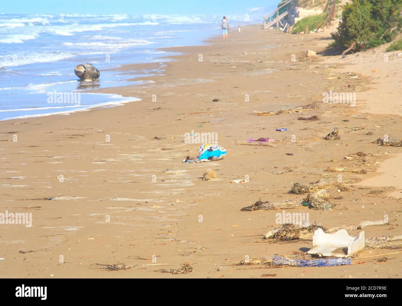 Vertreibter Plastikmüll am Strand, verschmutzung des mittelmeeres durch Kunststoffe und Kunststoffe, Umweltschutzkonzept Stockfoto