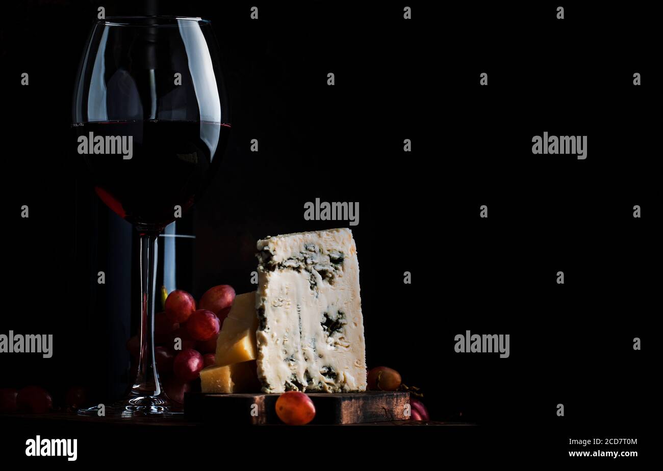 Portwein und Blauschimmelkäse, Stillleben im rustikalen Stil, Vintage Holztisch Hintergrund, selektiver Fokus Stockfoto