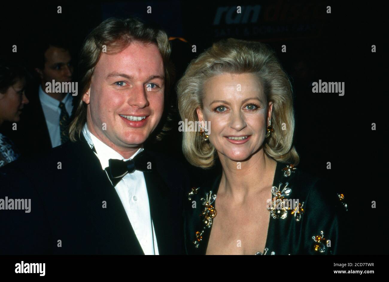 Eiskunstlauferin Marika Kilius in Begleitung von Erwin Bach auf dem Ball des Sports 1993 in den Rhein-Main-Halln in Wiesbaden, Deutschland 1993. Stockfoto