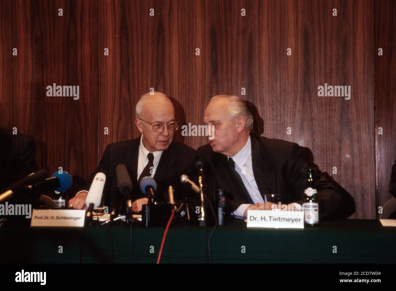 Helmut Schlesinger, Präsident der Deutschen Bundesbank (links) und Hans Tietmeyer, auf der Pressekonferenz der Bundesbank in Frankfurt am 11. Dezember 1992. Stockfoto