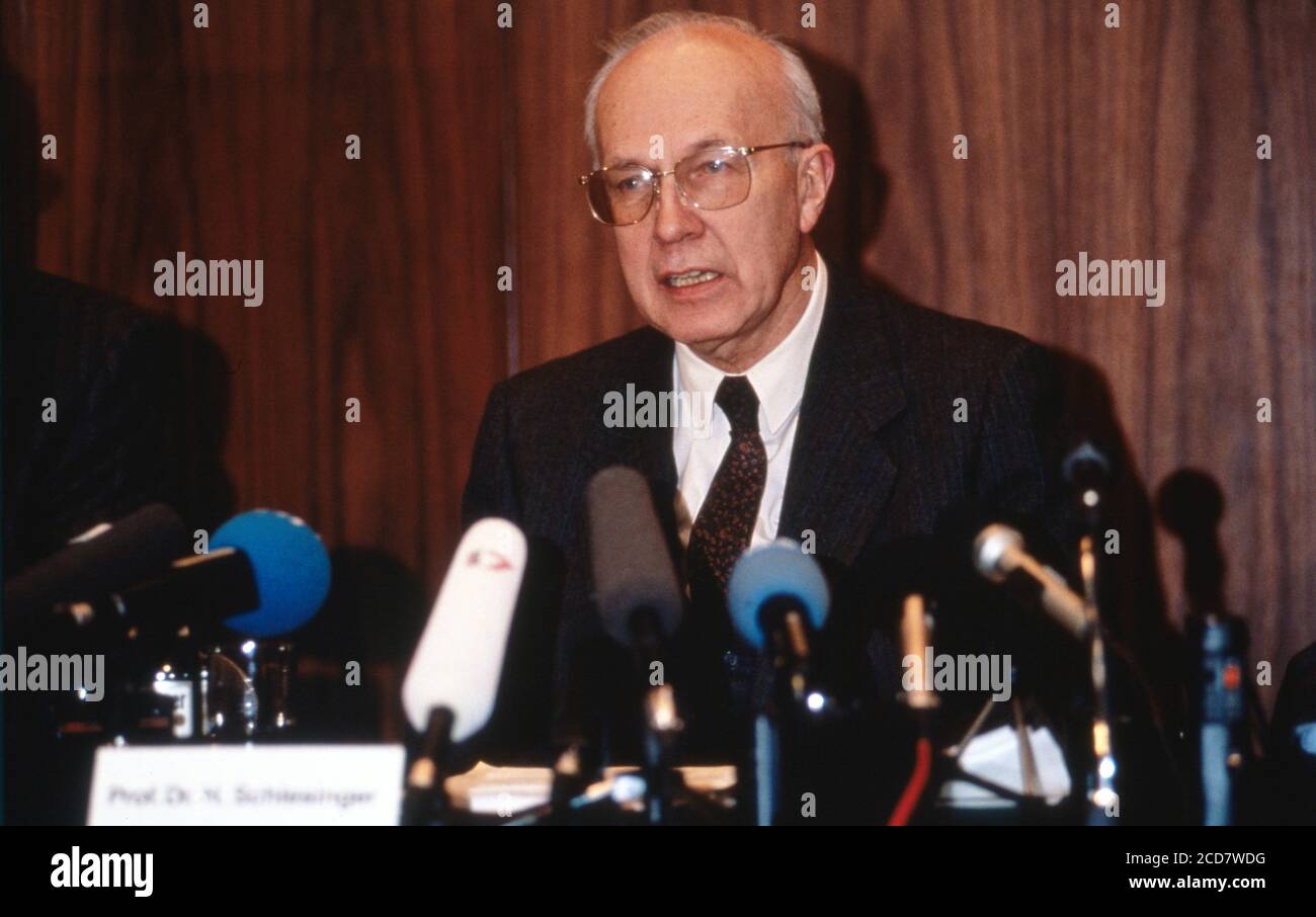 Helmut Schlesinger, Präsident der Deutschen Bundesbank, auf der Pressekonferenz der Bundesbank in Frankfurt am 11. Dezember 1992. Stockfoto