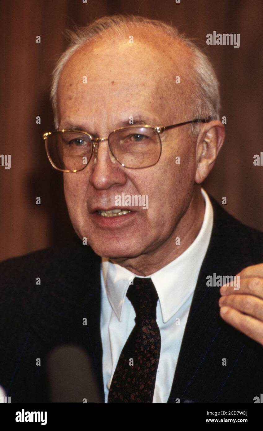 Helmut Schlesinger, Präsident der Deutschen Bundesbank, auf der Pressekonferenz der Bundesbank in Frankfurt am 11. Dezember 1992. Stockfoto