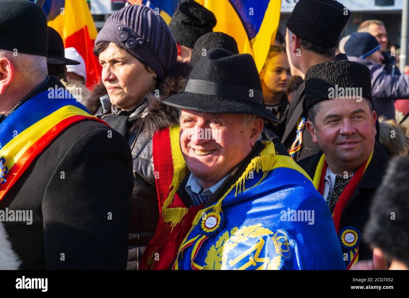 Alba Iulia, Rumänien - 01.12.2018: Älterer Mann freut sich, Teil der 100-jährigen Feier Rumäniens zu sein Stockfoto