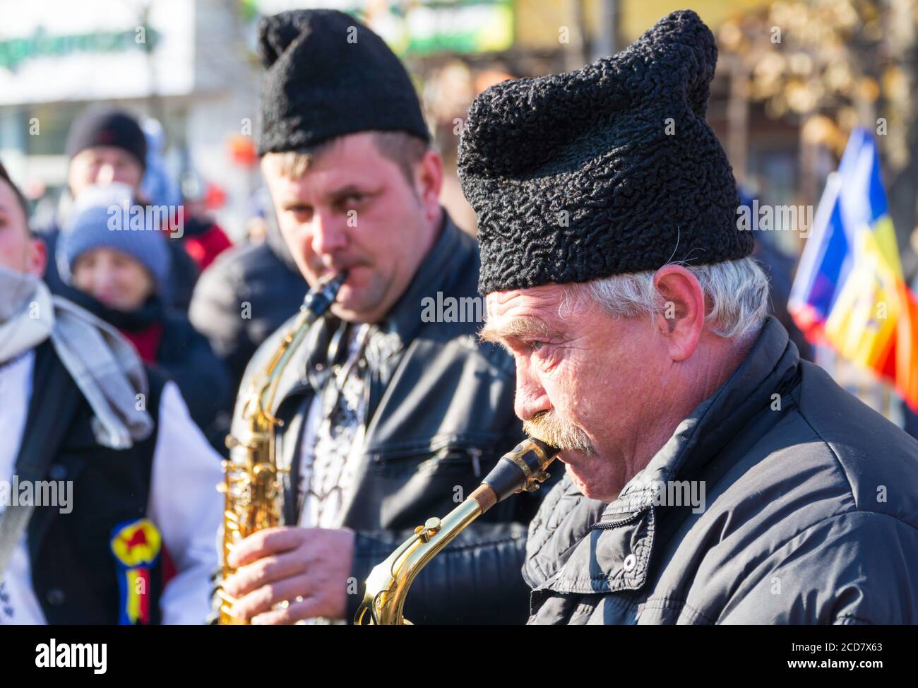 Alba Iulia, Rumänien - 01.12.2018: Ältere Männer spielen Musikinstrumente bei der Parade zum Nationalfeiertag Stockfoto