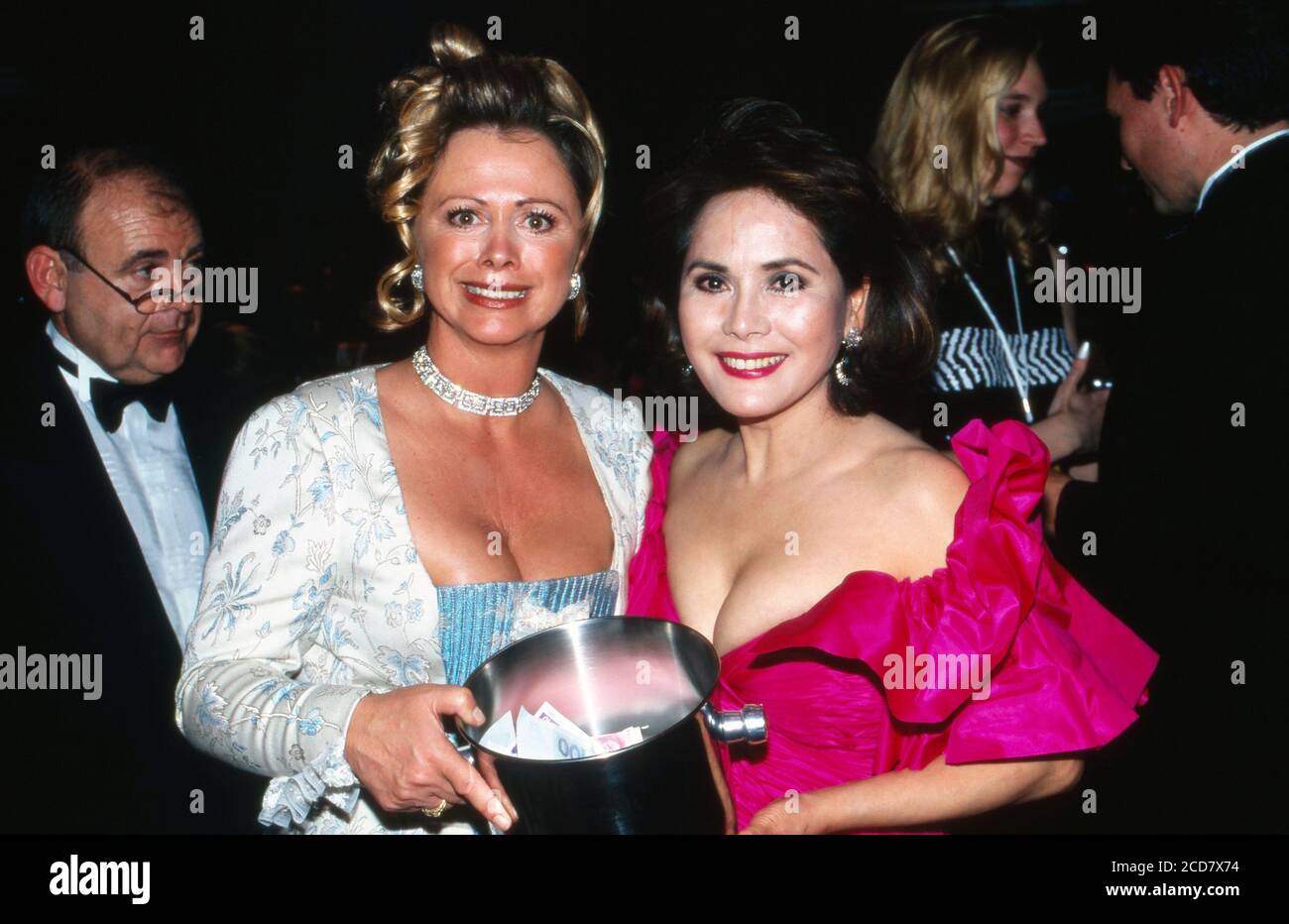 Marijke Amado (links) verkauft lose auf der UNESCO Gala in Neuss am 31. Oktober 1998. Stockfoto