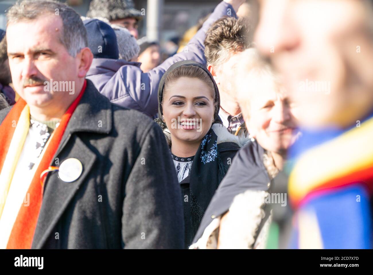 Alba Iulia, Rumänien - 01.12.2018: Frau in Nationalkleidung, die an den Feierlichkeiten zum Nationalfeiertag teilnimmt Stockfoto