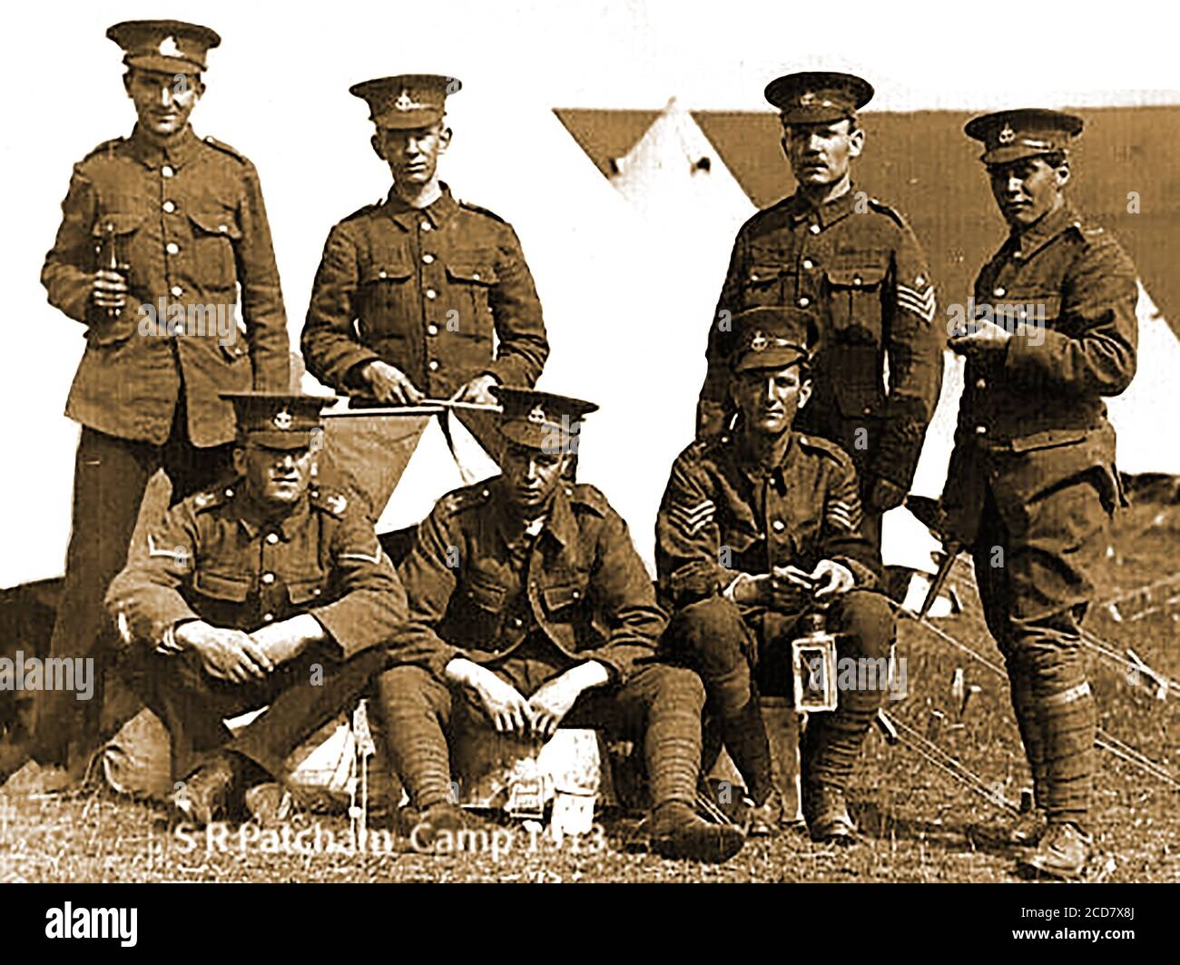 Eine Gruppe des Royal Sussex Regiment (aktiv 1881-1966) im Lager Patcham im Jahr 1913, kurz vor dem Ausbruch des Ersten Weltkriegs. Das Regiment sah aktiven Dienst in der zweiten Burenkrieg, ,Ersten Weltkrieg und später im Zweiten Weltkrieg. Stockfoto