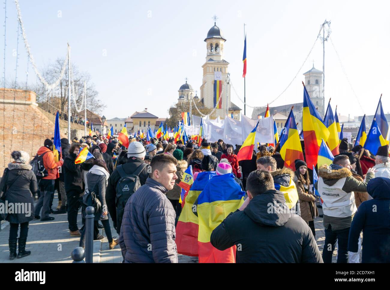 Alba Iulia, Rumänien - 01.12.2018: Menschen marschieren am Nationalfeiertag zur Kathedrale der Wiedervereinigung Stockfoto