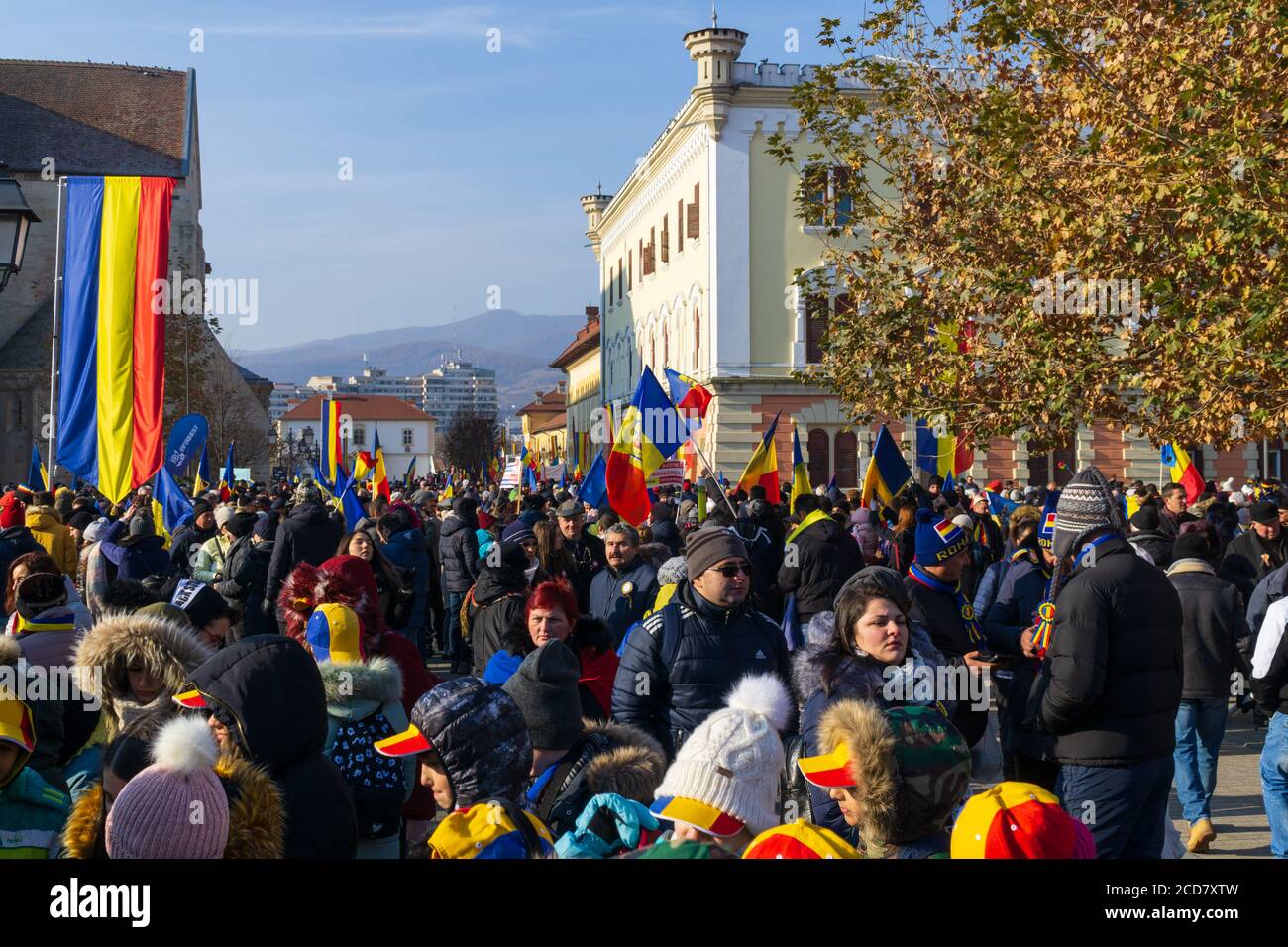 Alba Iulia, Rumänien - 01.12.2018: Publikum, die an den Feierlichkeiten zum Nationalfeiertag anlässlich des 100. Jubiläums Rumäniens teilnimmt Stockfoto