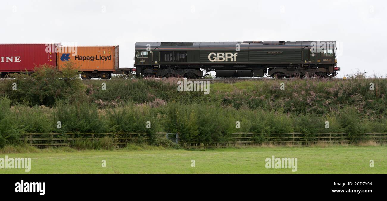 GBRf Baureihe 66 Diesellokomotive Nr. 66779 'Evening Star' zieht einen freightliner Zug, Warwickshire, UK Stockfoto