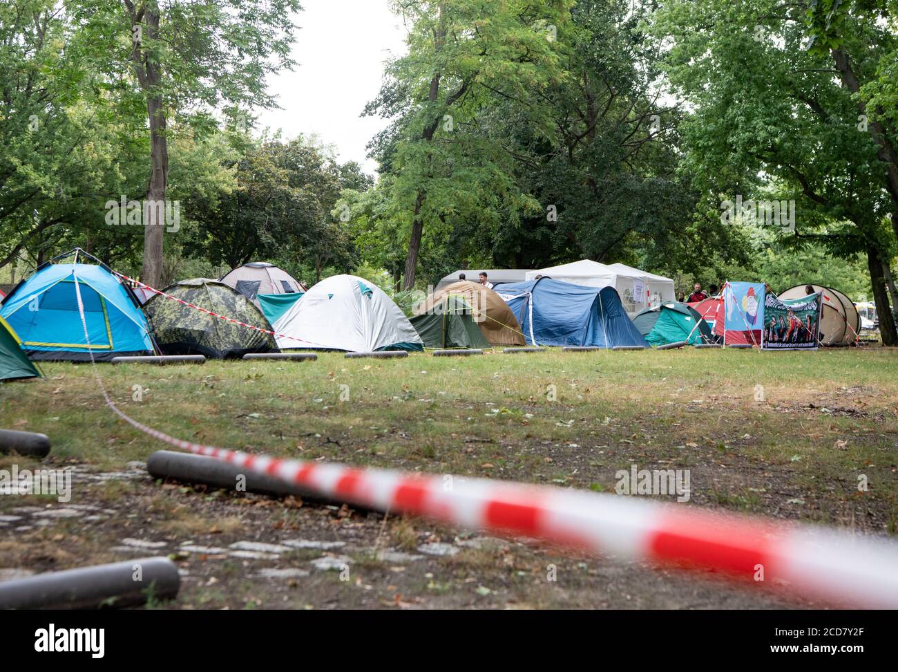 Berlin, Deutschland. August 2020. Unterstützer der Initiative Querdenken 711 campen auf einem Parkplatz im Berliner Tiergarten, unweit des Bundeskanzleramts. Gegen das für Samstag in Berlin geplante Demonstrationsverbot gegen die Corona-Politik haben die Antragsteller beim Verwaltungsgericht der Stadt Berufung eingelegt. Die Organisatoreninitiative Querdenken 711 hatte 22,000 Teilnehmer für die Rallye am Samstag angemeldet. Quelle: Bernd von Jutrczenka/dpa/Alamy Live News Stockfoto