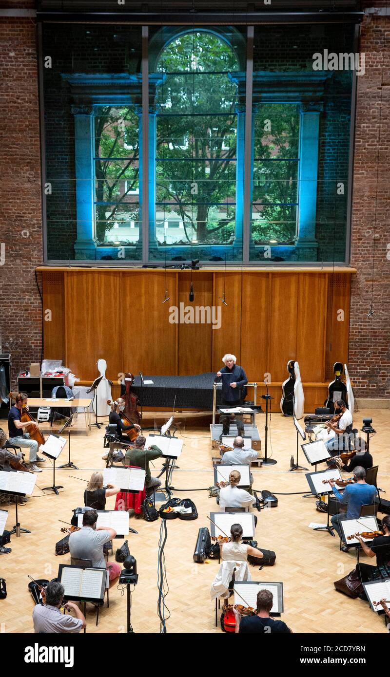 Sir Simon Rattle probt zum ersten Mal seit März 2020 mit dem London Symphony Orchestra im LSO St. Luke's in London, um sich auf ein BBC Proms-Konzert am Sonntag, den 30. August vorzubereiten. Stockfoto