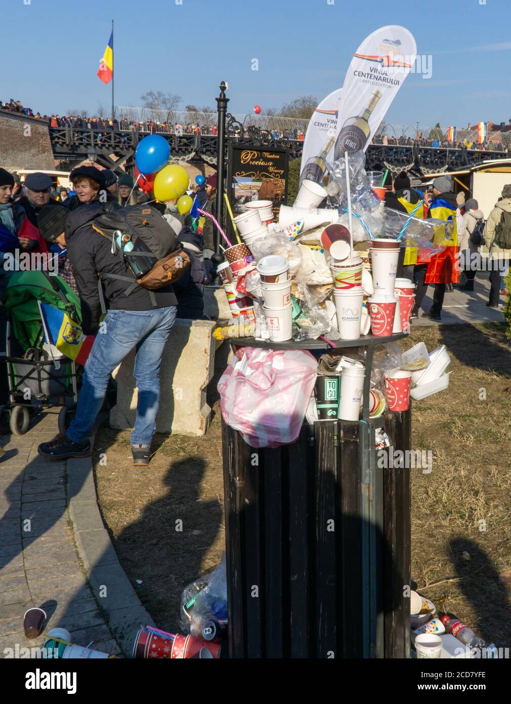 Alba Iulia, Rumänien - 01.12.2018: Überlaufender Abfalleimer am Nationalfeiertag Stockfoto